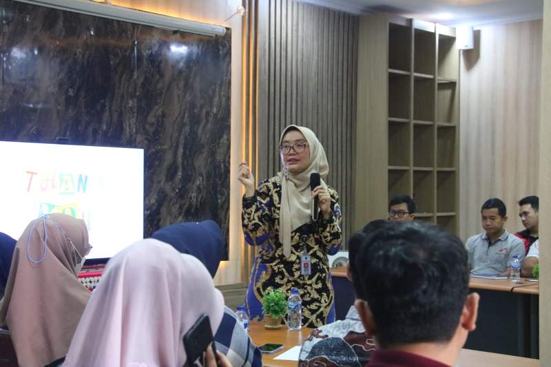 Kepala Divisi Administrasi Nur Azizah