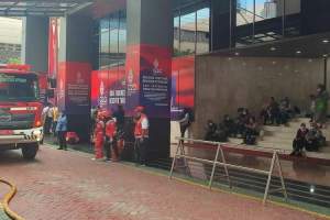Sejumlah karyawan di Gedung Kemenkumham berhamburan keluar usai dievakuasi petugas damkar, Kamis (8/12/2022).