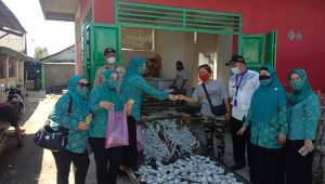 TP PKK Bagikan Masker Ke Penjual Dan Pembeli di Pelelangan Ikan Pakuhaji