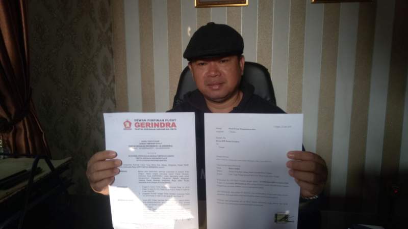 Mantan Anggota Dewan Penasehat DPC Partai Gerindra Kota Cilegon, Husen Saidan saat menunjukan surat pengunduran diri.