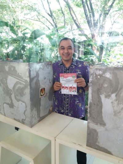 Nyoblos Di TPS 13 Cilenggang, Zaki ikut antri