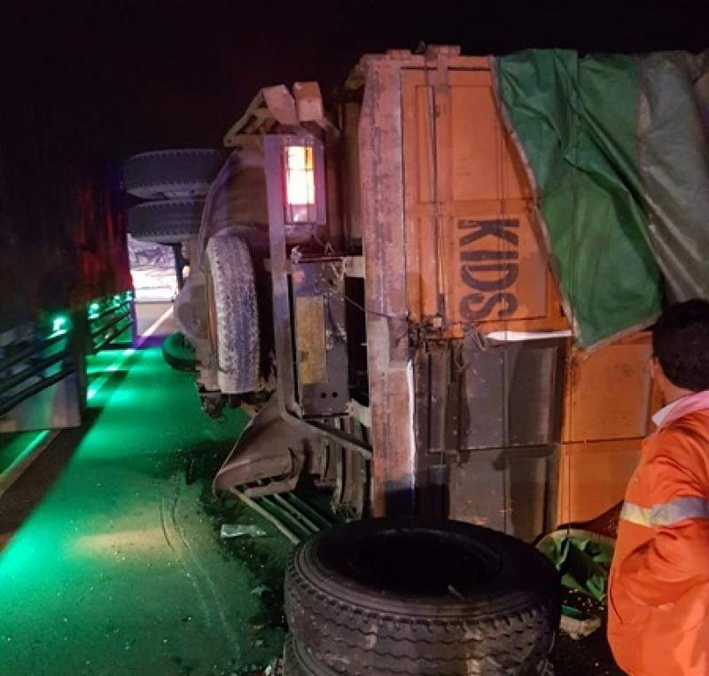 Truk Bermuatan Jagung Terguling Di Jalan Tol Merak