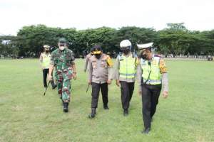 Kapolda Sumatra Utara Irjenpol RZ Putra Panca Simanjuntak dan rombongan saat pantau lalulintas libur lebaran Idul Fitri di Jalinsum perbatasan Provinsi Riau.