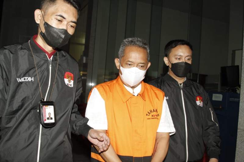 Yana Mulyana digiring masuk ke dalam mobil tahanan KPK.