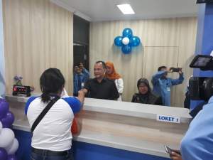 Hari Pelanggan Nasional, Dirut PDAM TKR Langsung Layani Warga