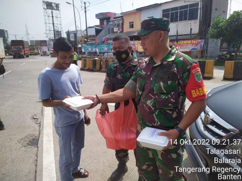 Bagikan Nasi Kotak, Koramil Balaraja Gelar Jum'at Berkah