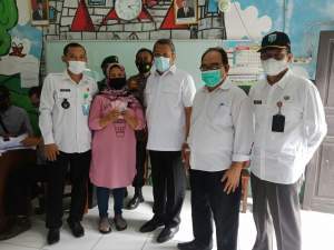 Benyamin Salurkan Bantuan Sosial Tunai