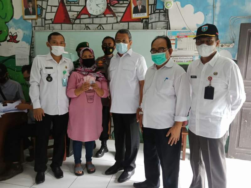 Benyamin Salurkan Bantuan Sosial Tunai