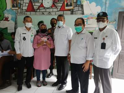 Benyamin Salurkan Bantuan Sosial Tunai