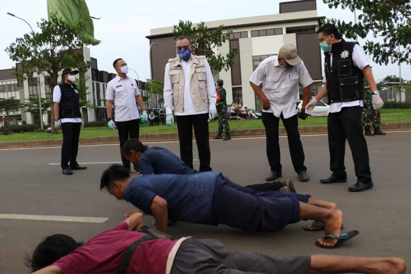 Zaki bersama IKAPTK Tegur Pelanggar PSBB di Pagedangan