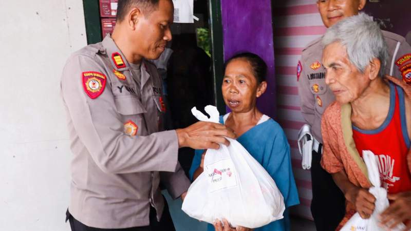 Kapolres Banjar Gelar Bakti Sosial Dalam Kegiatan Jumat Berkah Ramadan
