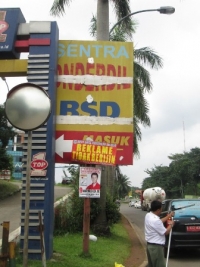 Tangsel- Petugas BP2T Kota Tangsel saat menertibkan reklame liar, Rabu (29/1)DT