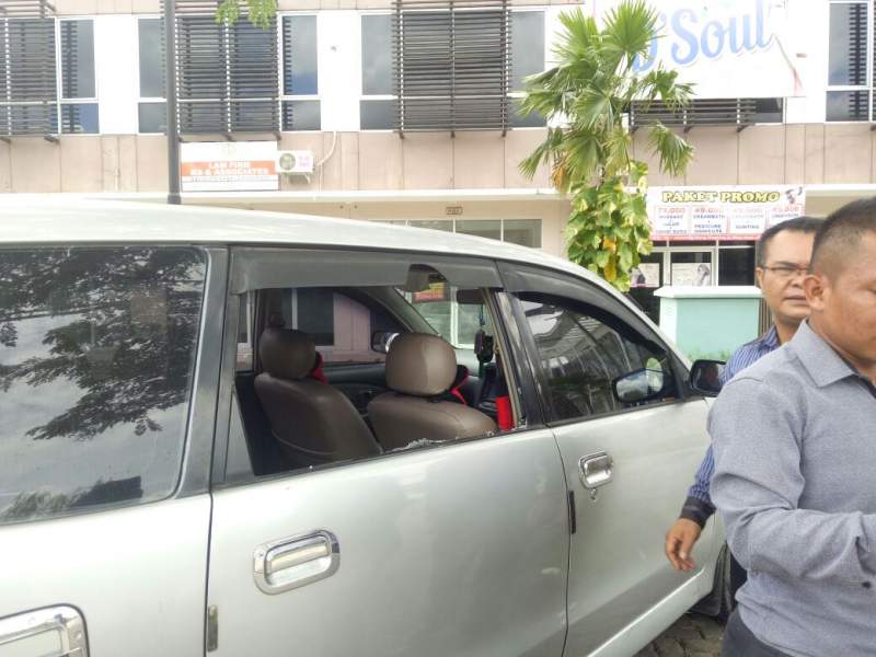 Mobil pengacara dibobol maling di CItra Raya, Cikupa.