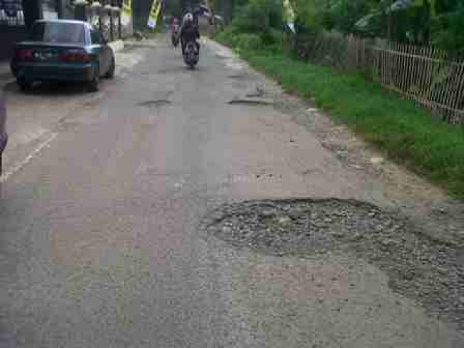 Warga Cipocok Tuntut Pemkot Perbaiki  Jalan Rusak