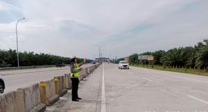 Kasat Lantas Polres Tebing Tinggi, AKP Dhoraria S Simanjuntak tinjau pengamanan Nataru di Jalan Tol. (istimewa).