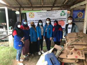 Kegiatan Mendaur Ulang Limbah Menjadi Kerajinan Bernilai dengan Penjualan di Bank Sampah Dahlia