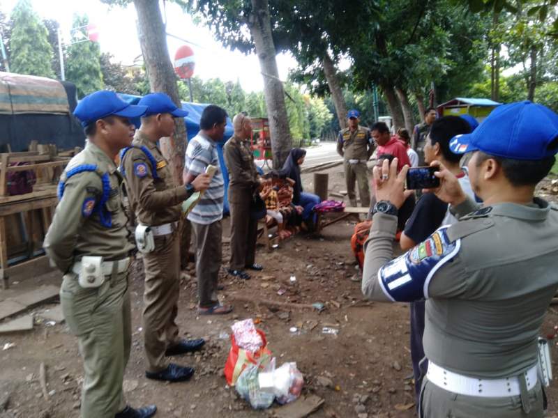 Satpol PP Tertibkan PKL di Kawasan Puspemkab Tangerang