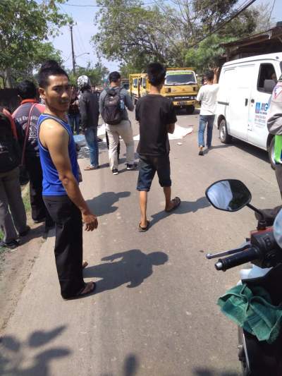 Gagal nyalip, Pengendara Sepeda Motor Tewas Terlindas