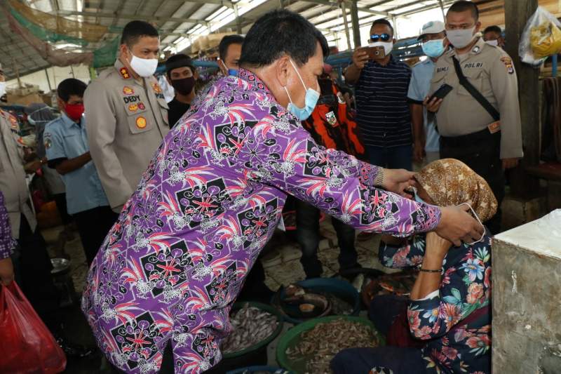 Sekda Rudi Maesal Bagikan Masker Di Pasar Mauk