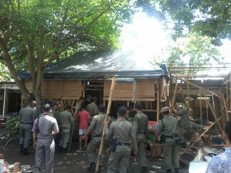 Tak Berizin Dan Dianggap Liar, Pol PP Serang Tertibkan Kios PKL Stadion Maulana Yusuf