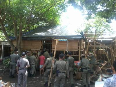 Tak Berizin Dan Dianggap Liar, Pol PP Serang Tertibkan Kios PKL Stadion Maulana Yusuf