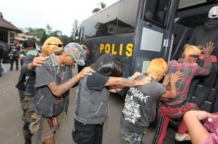 Anak Punk Yang terjari dalam Razia Preman (by DT)