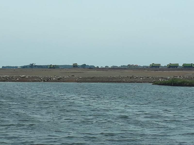 Suasana pengurugkan oleh pengembang proyek PIK II di Teluk Naga.