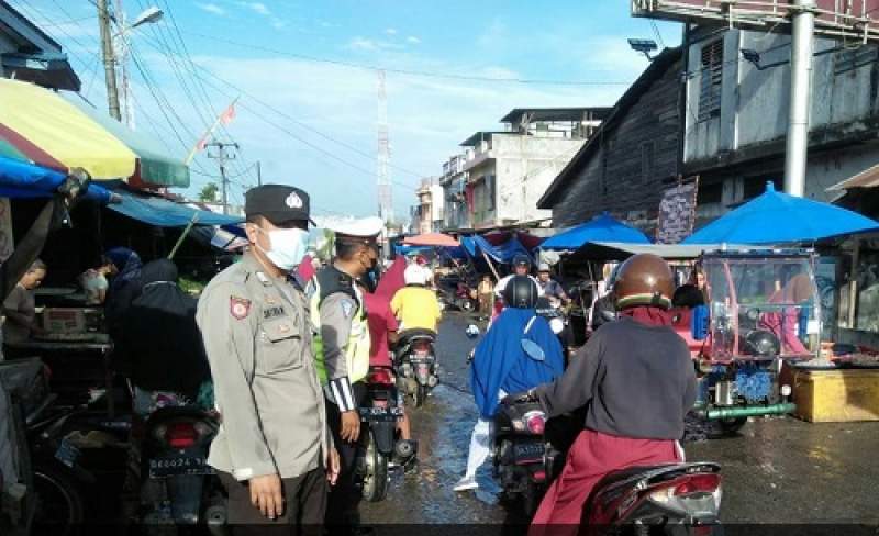 Polsek Air Joman Atur Lalin di Pajak Kebun Sayur. (Humas)