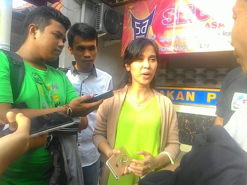 Zakiyah (27) memberikan keterangan kepada wartawan soal dugaan malpraktek yang dlakukan RS Sari Asih Karawaci. 