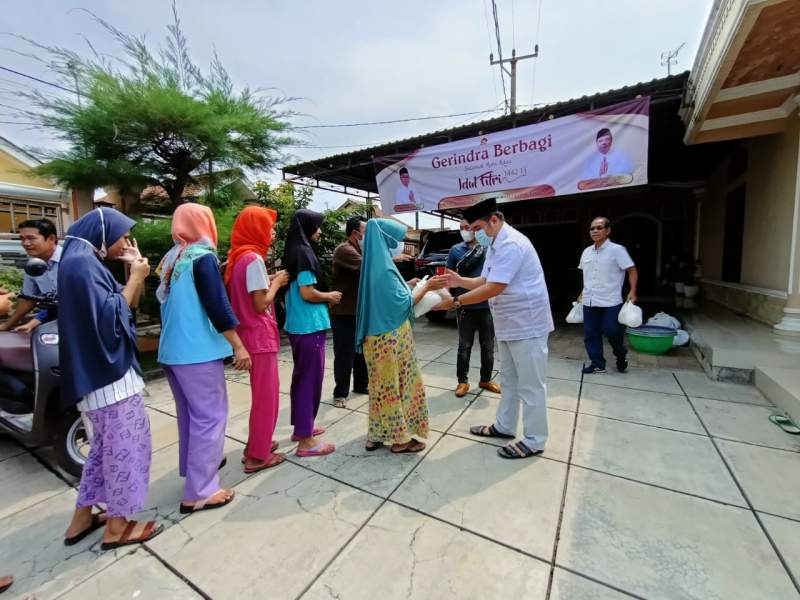 Gerindra Berbagi, Bagikan 1800 Paket untuk Masyarakat