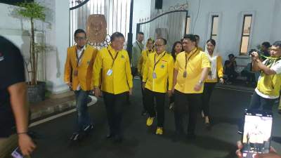 Jajaran kader Partai Golkar tiba di Gedung KPU RI mendaftarkan 580 bacaleg DPR RI di Kantor KPU Pusat, Jakarta, Minggu (14/5/2023) malam.