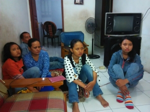 Fenie (Baju putih) saat berkumpul kembali bersama keluarganya