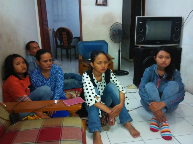 Fenie (Baju putih) saat berkumpul kembali bersama keluarganya