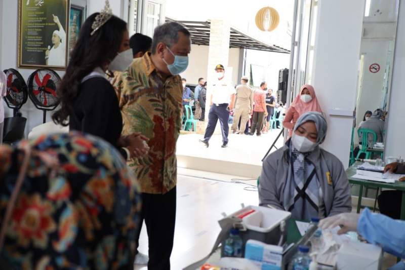 Benyamin Tinjau Vaksinasi Lansia di Kampung Dhuha Ar-Raudhah