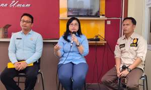 Kajari Cilegon Ineke Indraswati (tengah) didampingi Kasi Datun Yan Aswari (kiri) dan Kasi Intel Atik Ariyosa (kanan) saat menggelar jumpa Pers di Taman Tahap Dua Tindak Pidana Umum, Selasa (6/9/2022).