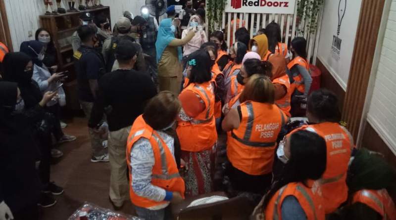 Pol PP Tangsel saat melakukan razia di salahsatu hotel kawasan Ciputat.