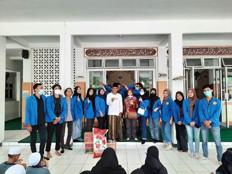 Menumbuhkan Minat Berwirausaha melalui Kreativitas dalam Pembuatan Produk-Produk Custom