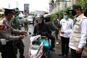 Mad Romli Tegur Keras Pelanggar PSBB Di Chek Point Citra Raya