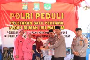 Kapolres Metro Tangerang Kota Lakukan Peletakan Batu Pertama Bedah Rumah di Cibodas