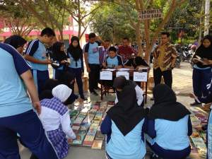 Peringati Bulan Bahasa TBM Mekar Baru Buka Lapak Baca Gratis