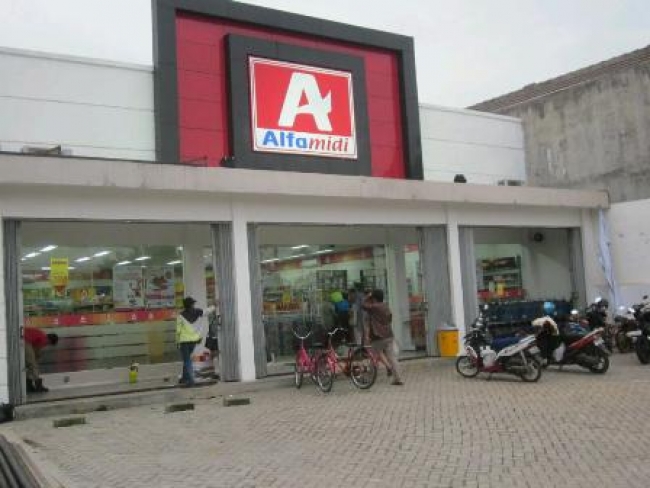 Libatkan Keluarga Pejabat,  Alfamidi Beroperasi