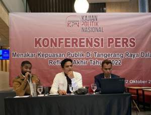 Adib Miftahul (baju putih) dan Kang Tamil (jas coklat)