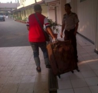 Bogor- Koper mayat saat di bawa petugas. (fhoto by detik)