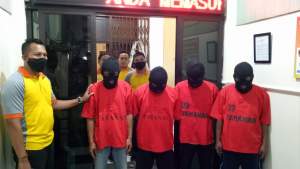 Emapt Oknum Pegawai Dinkes Cilegon, pelaku pencurian masker diamankan Polisi.