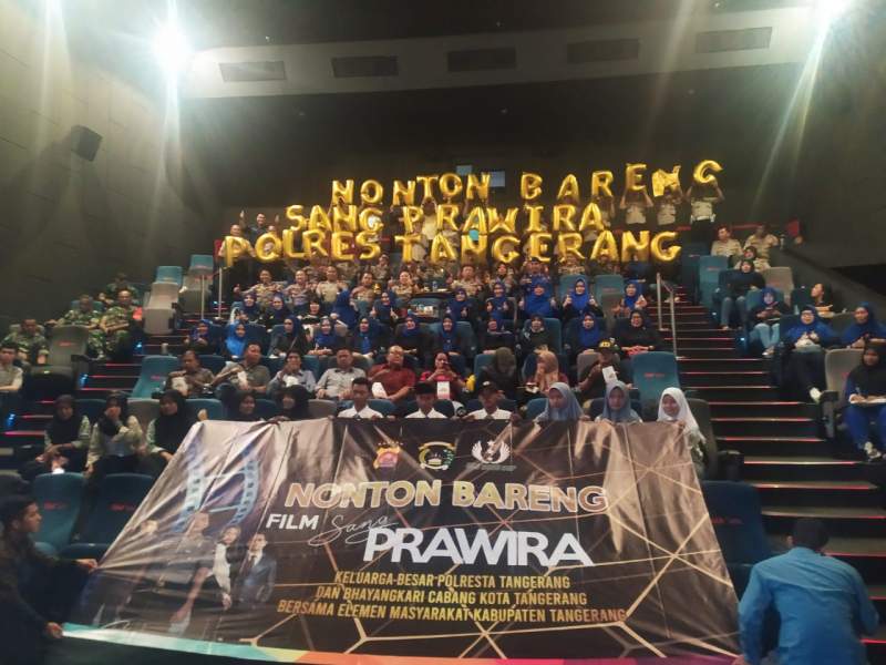 Kapolresta Tangerang Nobar Film Bareng Warga