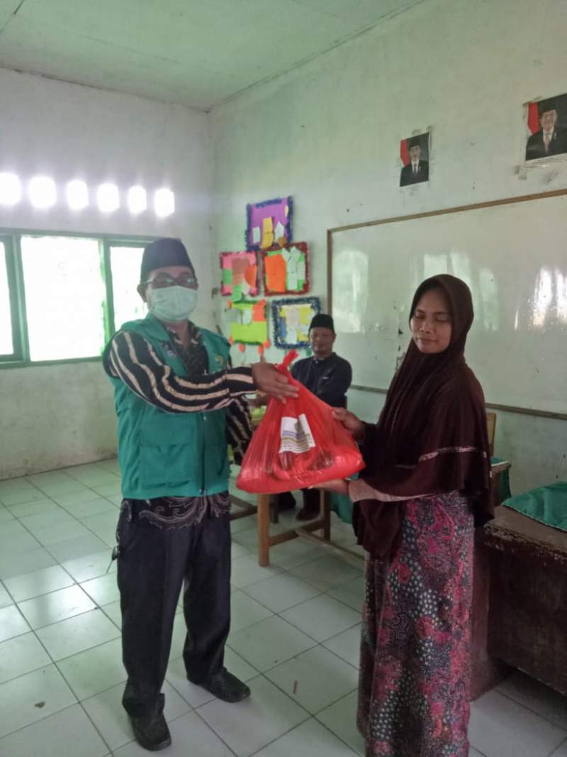 Kemenag Kab Tangerang Salurkan Bantuan Bagi Warga Terdampak Covid 19
