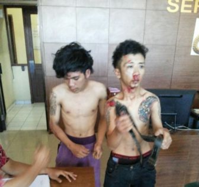 Kedua pelaku penjambretan saat di Polsek Cipondoh