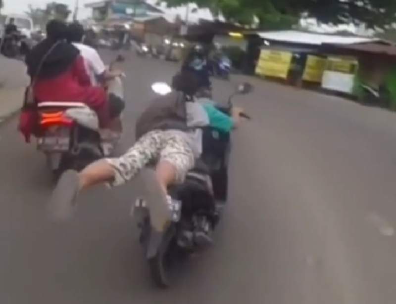 Pengen Viral Dengan Atraksi Diatas Motor, Pelajar di Tangsel Berurusan Dengan Polisi