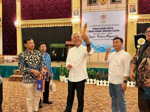 Ketua Umum Kagama sekaligus Gubernur Jawa Tengah Ganjar Pranowo, diberikan oleh-oleh berupa roti dan handycraft berbentuk menara