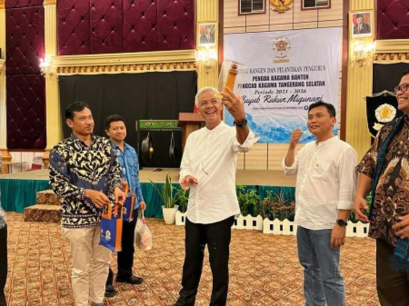 Ketua Umum Kagama sekaligus Gubernur Jawa Tengah Ganjar Pranowo, diberikan oleh-oleh berupa roti dan handycraft berbentuk menara